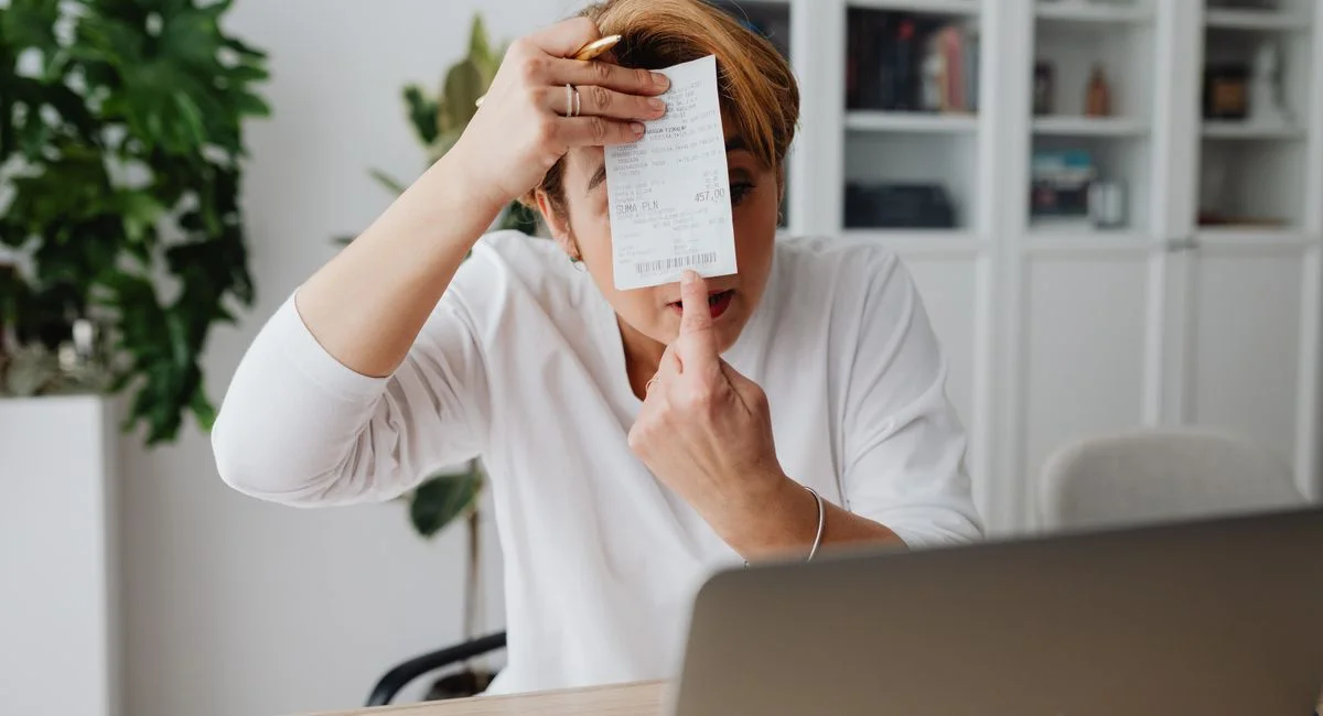 Comment facturer sans TVA en auto-entreprise et respecter les règles jusqu’en 2027 ?