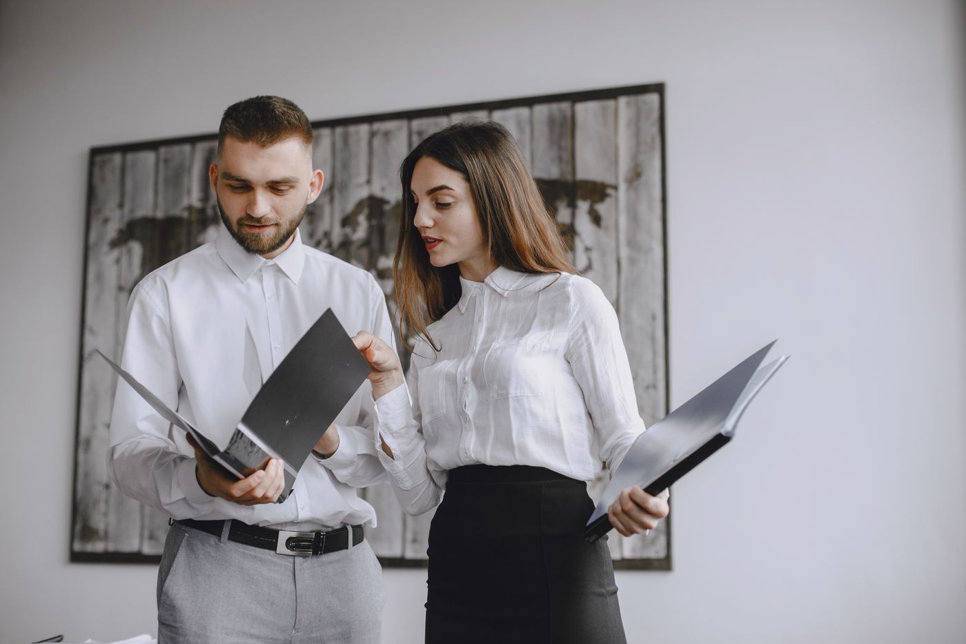Professionnels étudiant un abonnement de documents d’entreprise