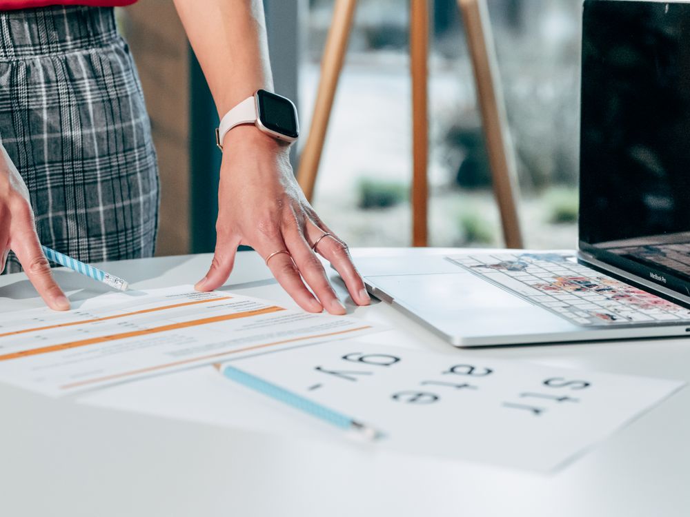 Préparation de documents administratifs sur un bureau